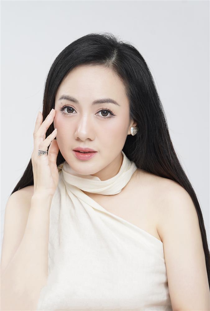 BTV Hoài Anh đẹp rạng ngời tuổi 43, được khen là lão hóa ngược-1