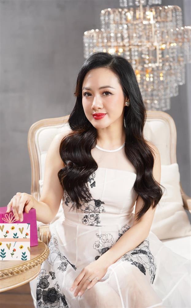 BTV Hoài Anh đẹp rạng ngời tuổi 43, được khen là lão hóa ngược-2