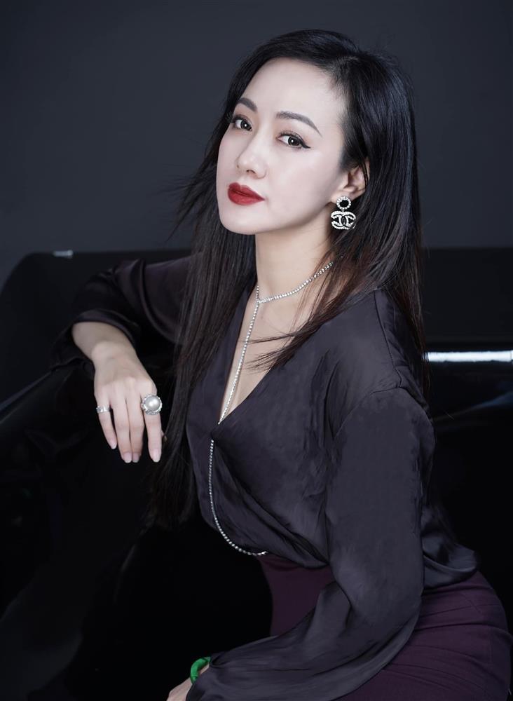 BTV Hoài Anh đẹp rạng ngời tuổi 43, được khen là lão hóa ngược-3