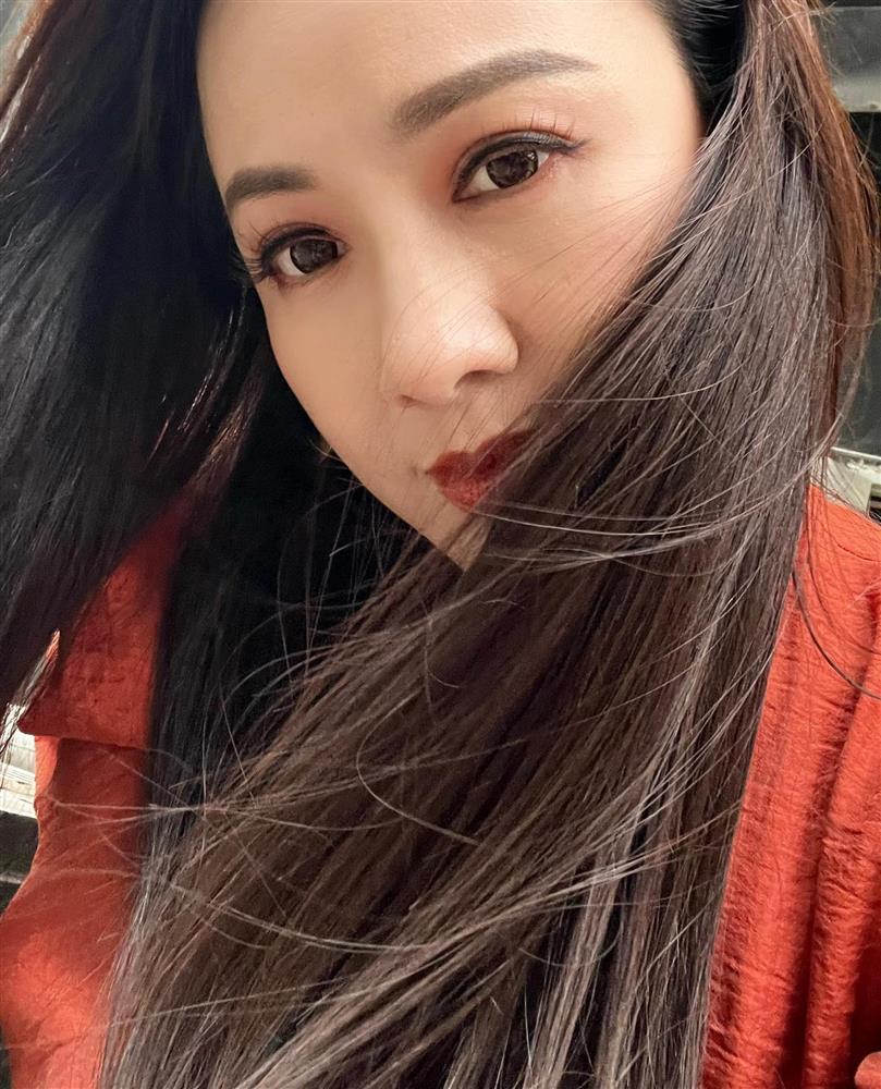 BTV Hoài Anh đẹp rạng ngời tuổi 43, được khen là lão hóa ngược-6