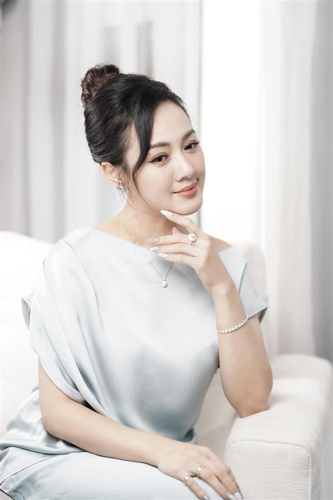 BTV Hoài Anh đẹp rạng ngời tuổi 43, được khen là lão hóa ngược-10