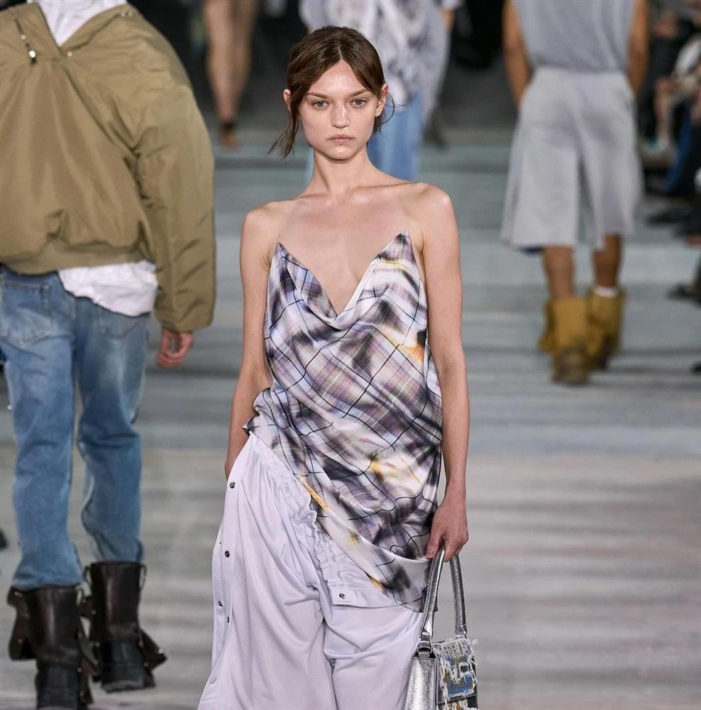 Fan truy tìm người mẫu ngoại quốc xinh đẹp trong MV mới của Jungkook (BTS)-2