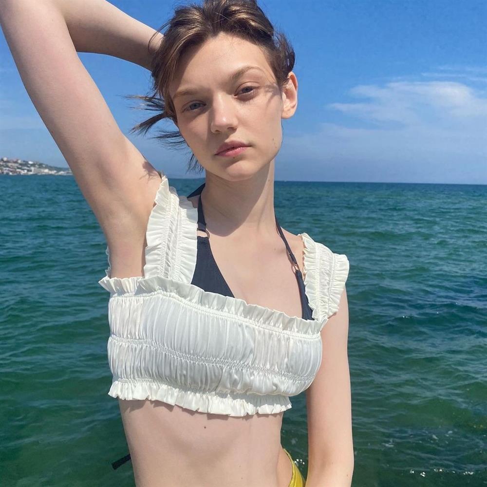 Fan truy tìm người mẫu ngoại quốc xinh đẹp trong MV mới của Jungkook (BTS)-5