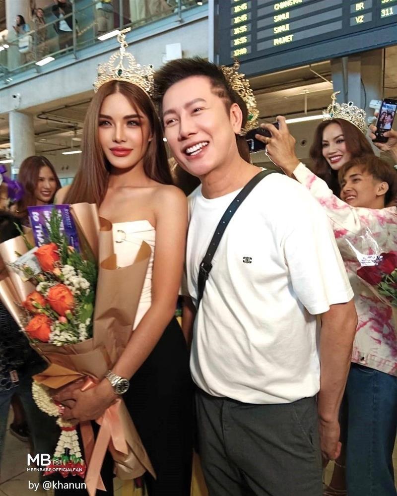 Hoa hậu Hòa bình Thái Lan bị fan Myanmar xô ngã ở sân bay-1