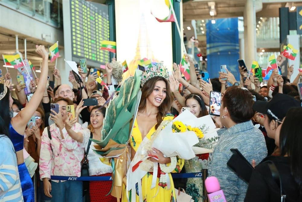 Hoa hậu Hòa bình Thái Lan bị fan Myanmar xô ngã ở sân bay-2