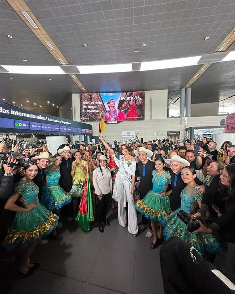 Người đẹp Colombia bế con ra sân bay đi thi Hoa hậu Hoàn vũ-1