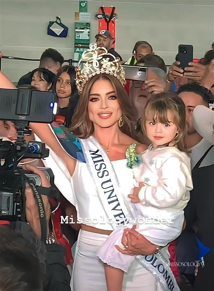 Người đẹp Colombia bế con ra sân bay đi thi Hoa hậu Hoàn vũ-2
