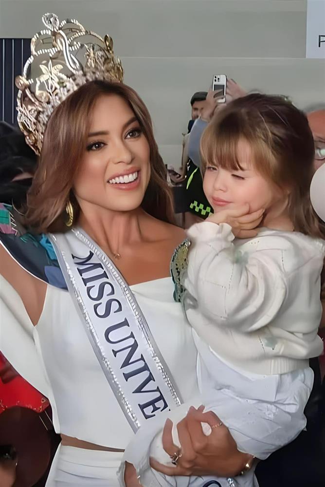Người đẹp Colombia bế con ra sân bay đi thi Hoa hậu Hoàn vũ-3