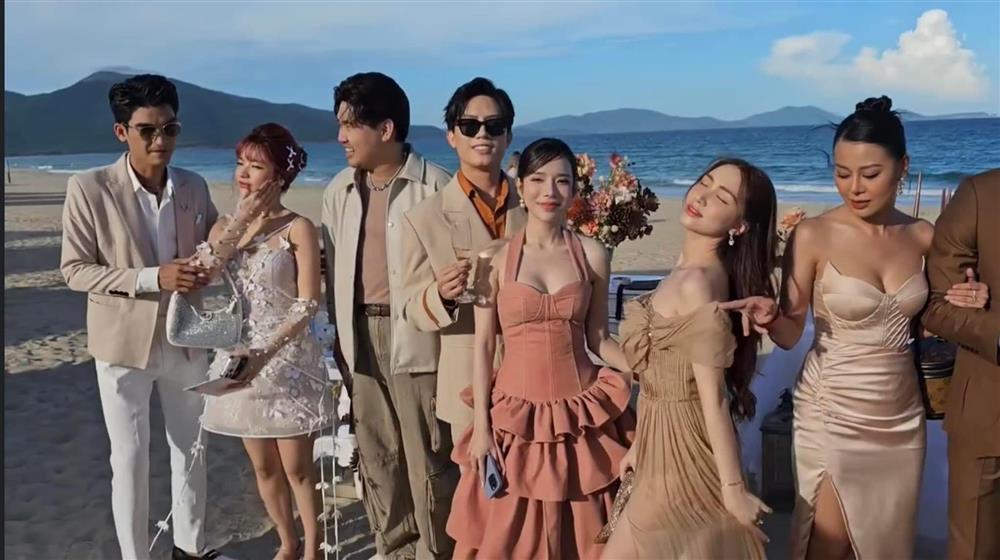 Dàn sao nữ mặc đầm hai dây ăn cưới Puka - Gin Tuấn Kiệt-3