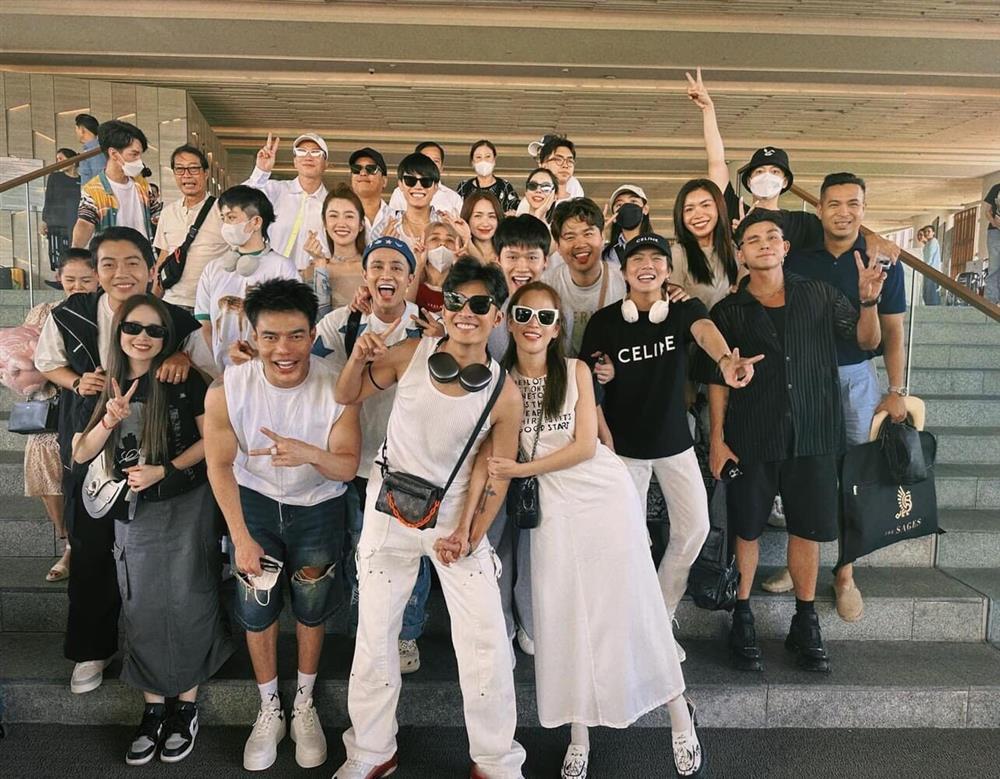 Dàn sao nữ mặc đầm hai dây ăn cưới Puka - Gin Tuấn Kiệt-13