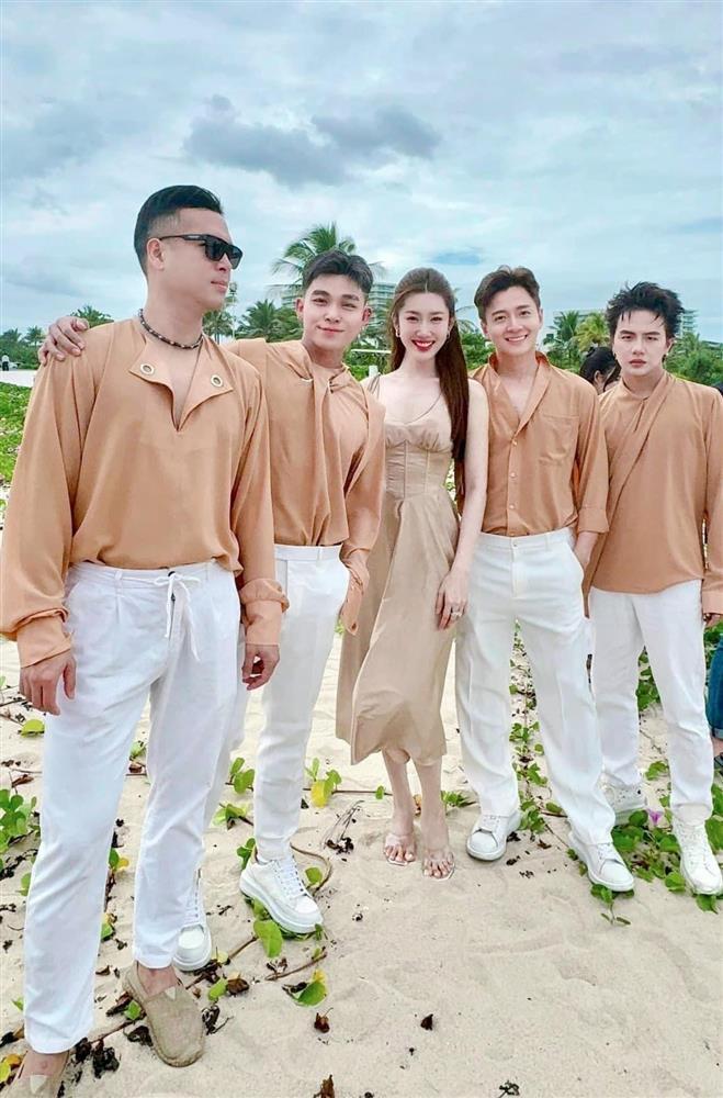 Trước giờ G đám cưới Puka - Gin Tuấn Kiệt: Cả showbiz hội tụ, 2 sao nữ bị đồn nghỉ chơi cô dâu vẫn chưa xuất hiện-4