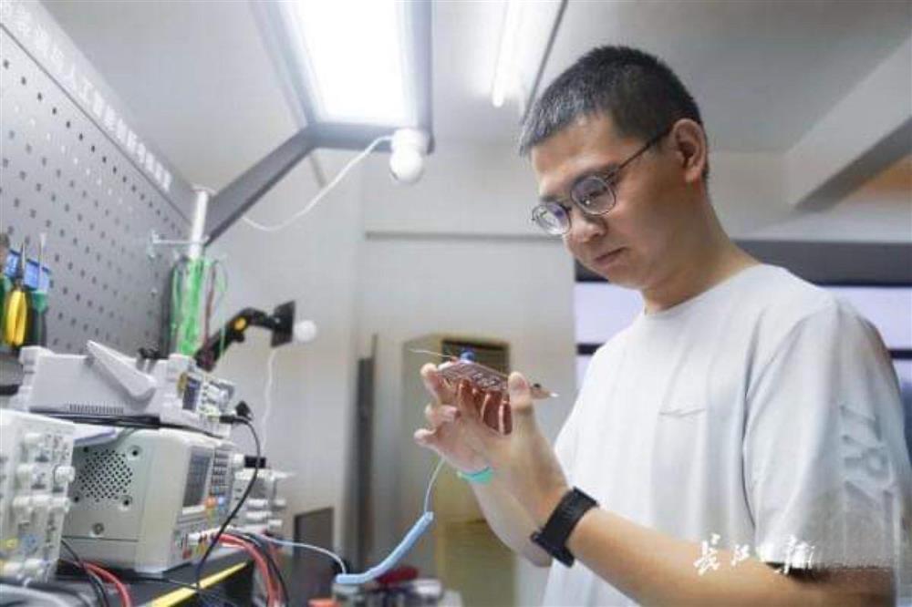 Chàng trai 21 tuổi tốt nghiệp cao đẳng từ chối lời mời làm phó giáo sư trường ĐH-1