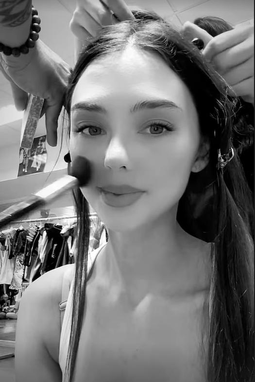 Vợ Tây của Bùi Tiến Dũng tự tay chọn quà cho mẹ chồng, nhắn nhủ bằng tiếng Việt quá tình cảm-6