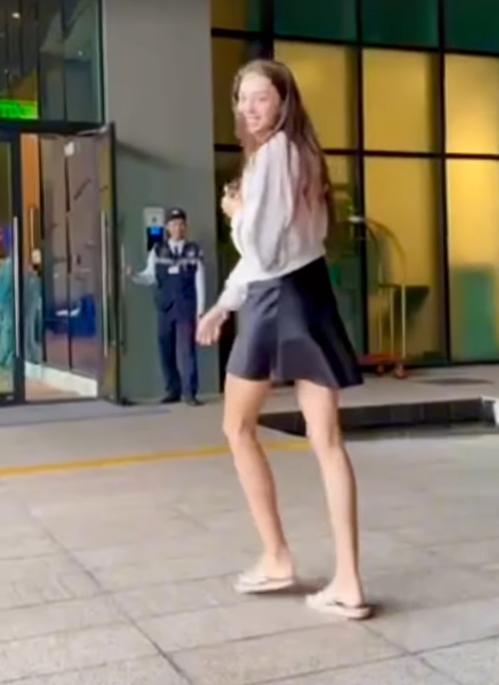 Vợ Tây của Bùi Tiến Dũng tự tay chọn quà cho mẹ chồng, nhắn nhủ bằng tiếng Việt quá tình cảm-3