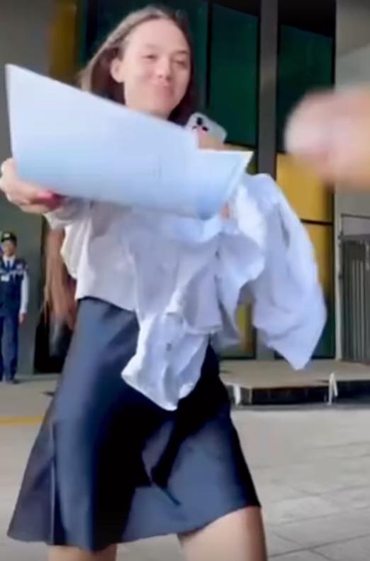 Vợ Tây của Bùi Tiến Dũng tự tay chọn quà cho mẹ chồng, nhắn nhủ bằng tiếng Việt quá tình cảm-4