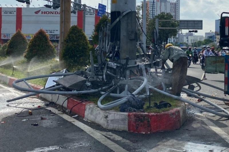 Dàn đèn chiếu sáng ngã tư Hàng Xanh cao 20m rơi đè một người bị thương-1