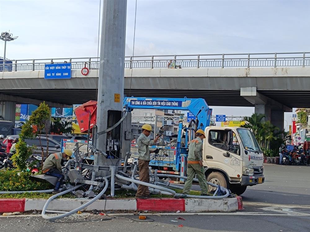 Dàn đèn chiếu sáng ngã tư Hàng Xanh cao 20m rơi đè một người bị thương-2