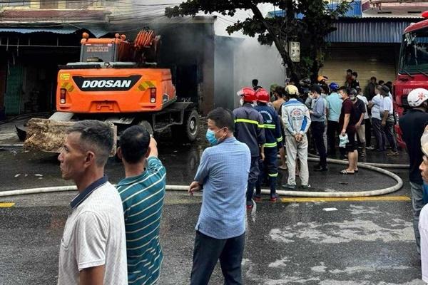 Khoảnh khắc máy xúc bất ngờ lăn xuống vực khi tài xế vẫn bên trong-1