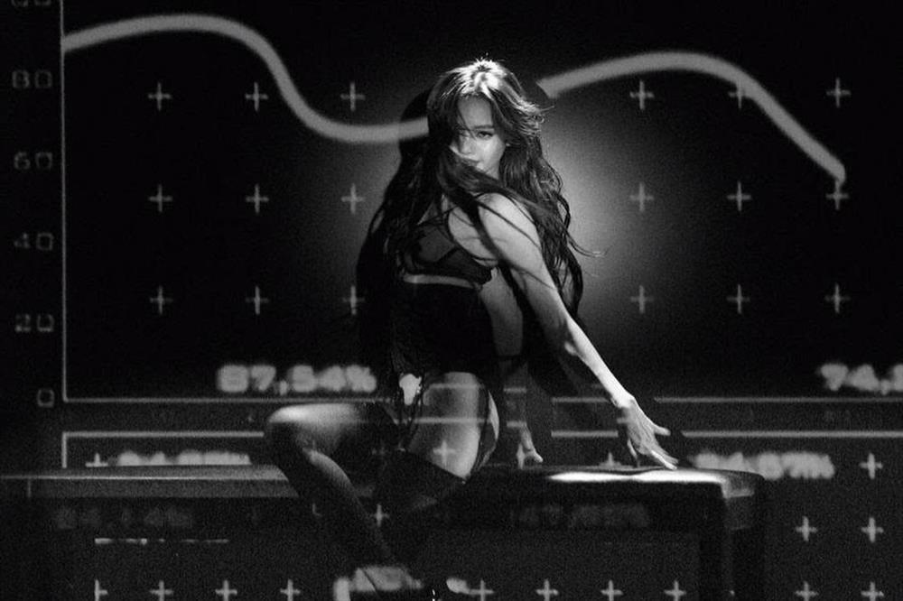 Lisa gây xôn xao khi nhận giải thưởng Biểu tượng văn hóa-3