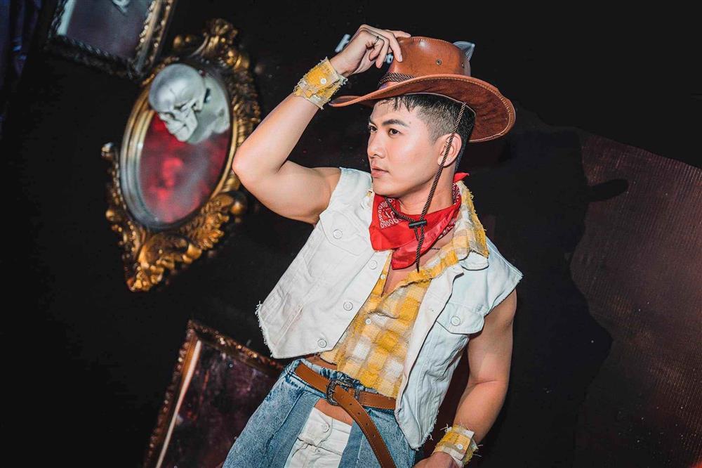 Ca sĩ Việt kiều mặc quần thiết kế kỳ cục khiến khán giả đỏ mặt-2