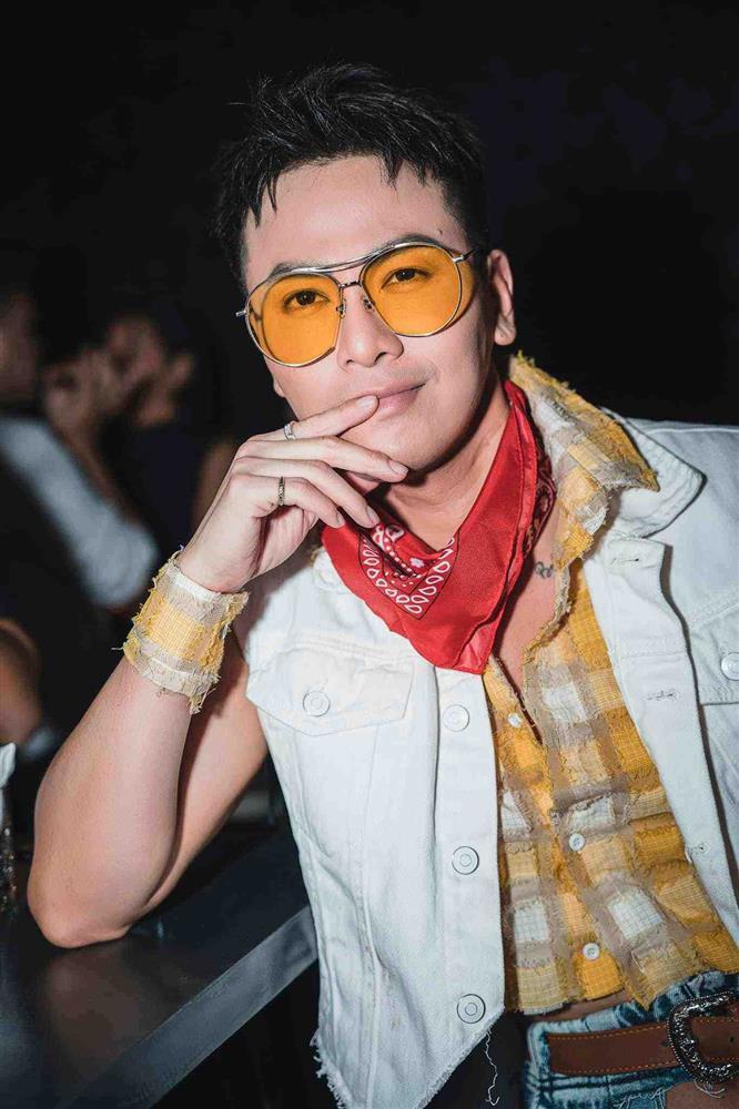 Ca sĩ Việt kiều mặc quần thiết kế kỳ cục khiến khán giả đỏ mặt-3