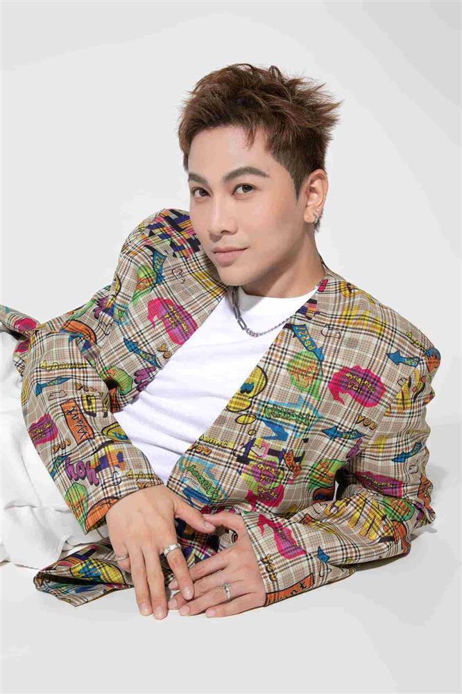 Ca sĩ Việt kiều mặc quần thiết kế kỳ cục khiến khán giả đỏ mặt-4