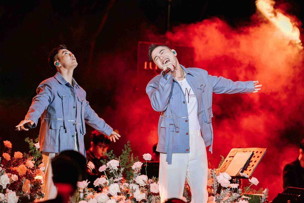 Ca sĩ Việt kiều mặc quần thiết kế kỳ cục khiến khán giả đỏ mặt-5