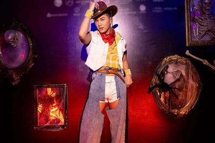 'Ca sĩ Việt kiều' mặc quần thiết kế kỳ cục khiến khán giả đỏ mặt