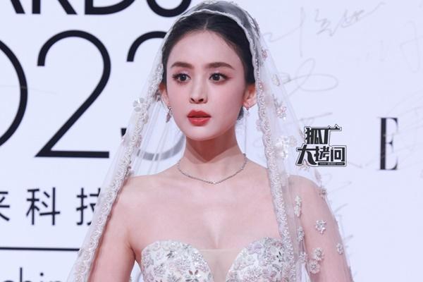 Cổ Lực Na Trát chiếm sóng MXH xứ Trung với váy của NTK Việt Nam-10