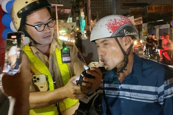 Thanh niên đi xe máy lao thẳng vào tổ CSGT kiểm tra nồng độ cồn-2