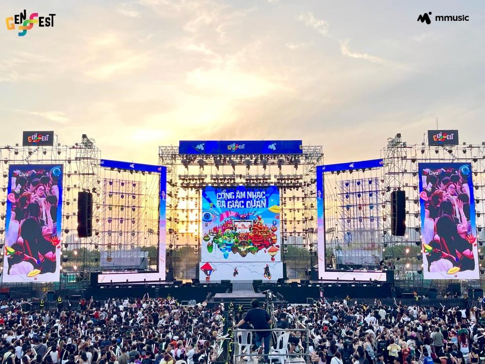 HyunA táo bạo đổ nước ướt áo trước hàng ngàn khán giả Việt-1