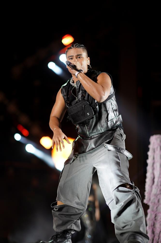 HyunA táo bạo đổ nước ướt áo trước hàng ngàn khán giả Việt-2