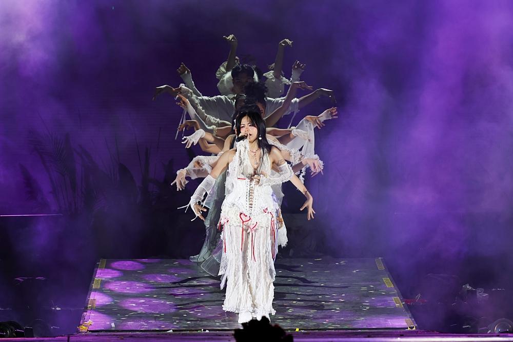HyunA khoe vũ đạo táo bạo trước hàng ngàn khán giả Việt-3
