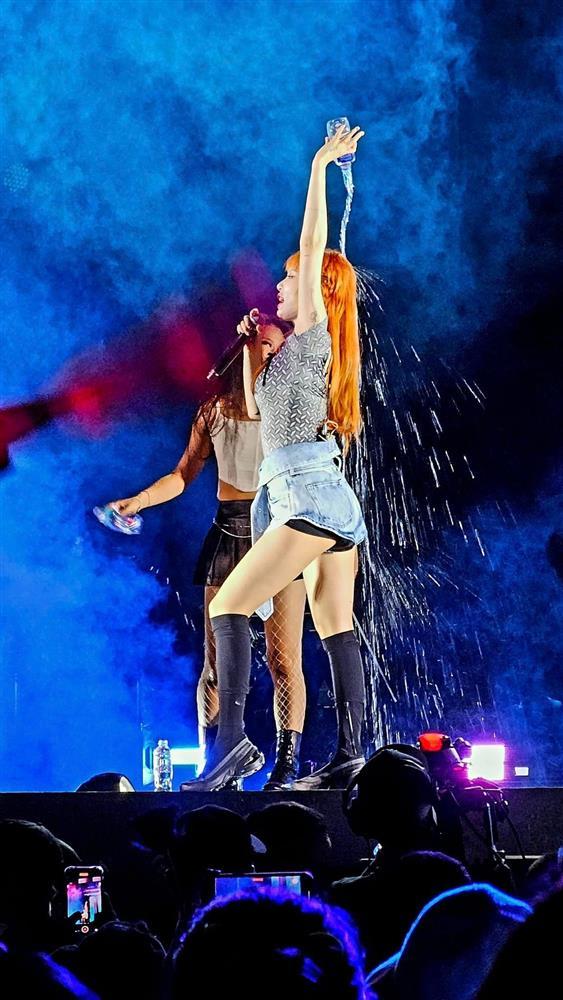 HyunA khoe vũ đạo táo bạo trước hàng ngàn khán giả Việt-6