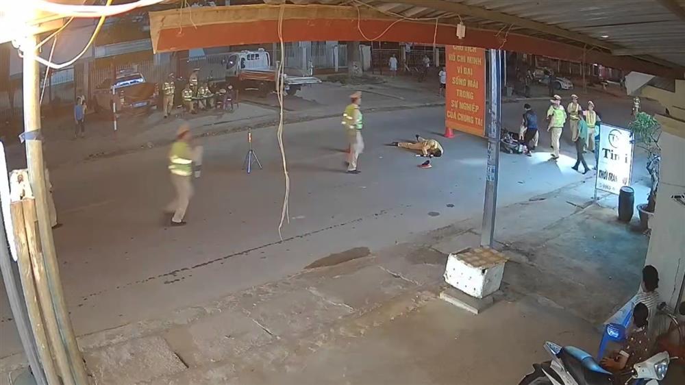 Thanh niên đi xe máy lao thẳng vào tổ CSGT kiểm tra nồng độ cồn-1