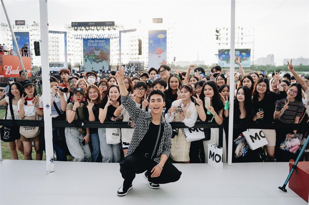 Ca sĩ MONO ẩn ý sự trở lại bằng triển lãm nghệ thuật độc đáo mới lạ-1