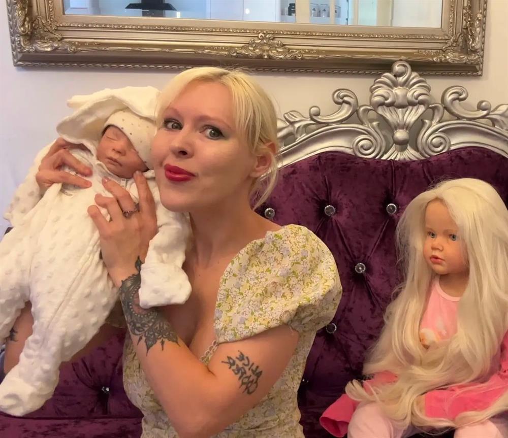 Thú vui sưu tầm búp bê tái sinh trông giống hệt trẻ sơ sinh-1