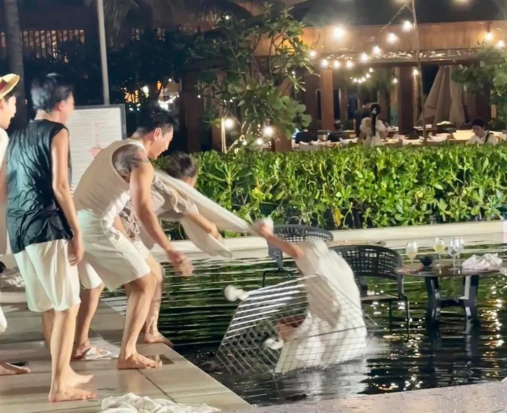 Việt Hương kể chuyện quá khứ, sao Việt bị ném xuống hồ bơi ở tiệc cưới Puka-4