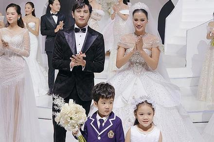 Á hậu Hương Ly 'được trao nhẫn cưới' trên sàn diễn thời trang