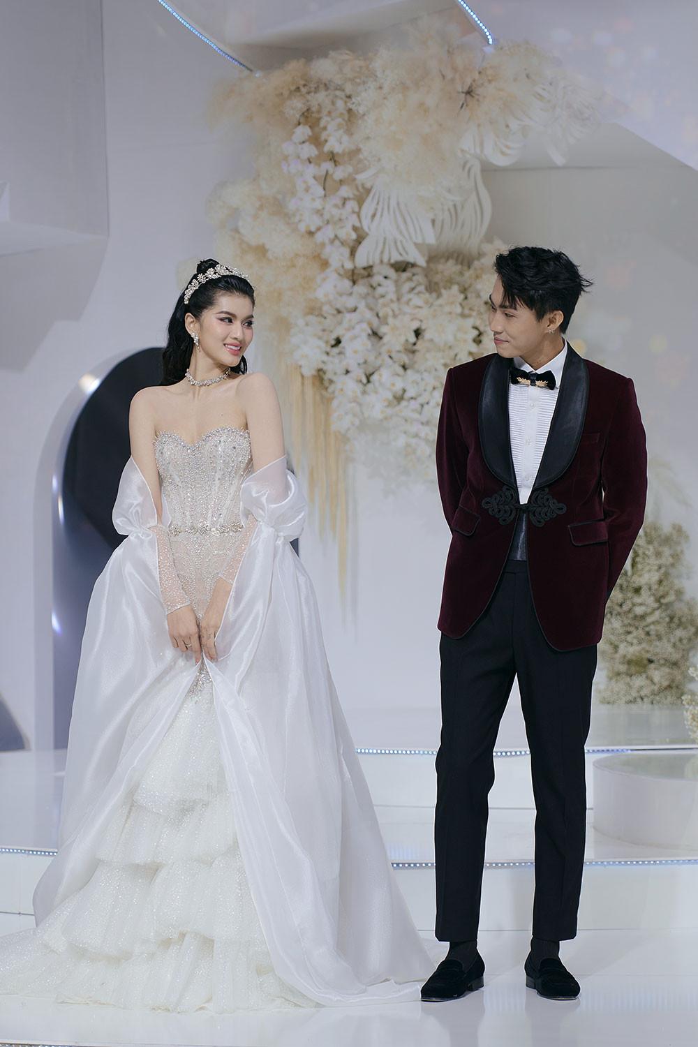 Á hậu Hương Ly được trao nhẫn cưới trên sàn diễn thời trang-3