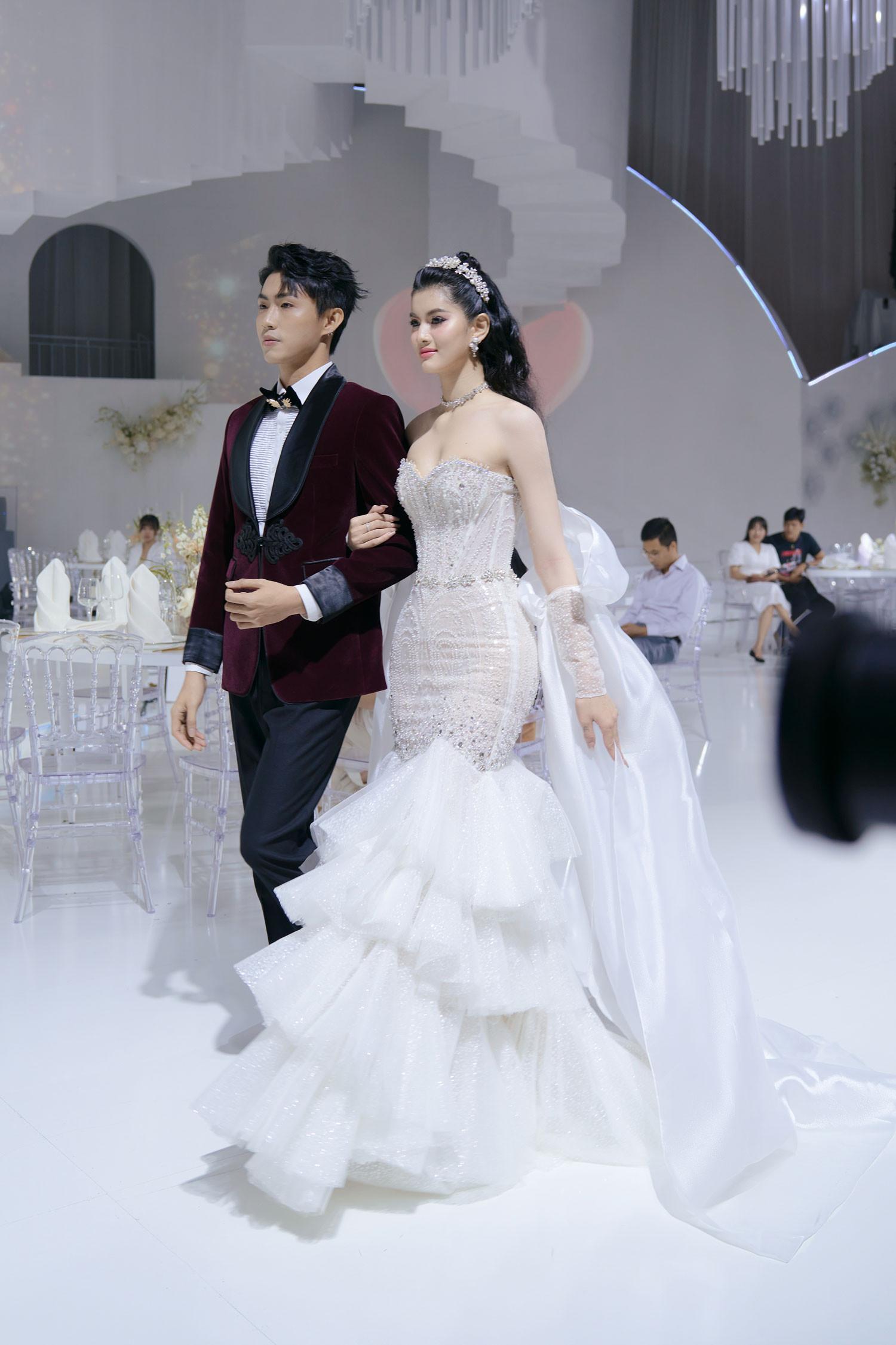 Á hậu Hương Ly được trao nhẫn cưới trên sàn diễn thời trang-4