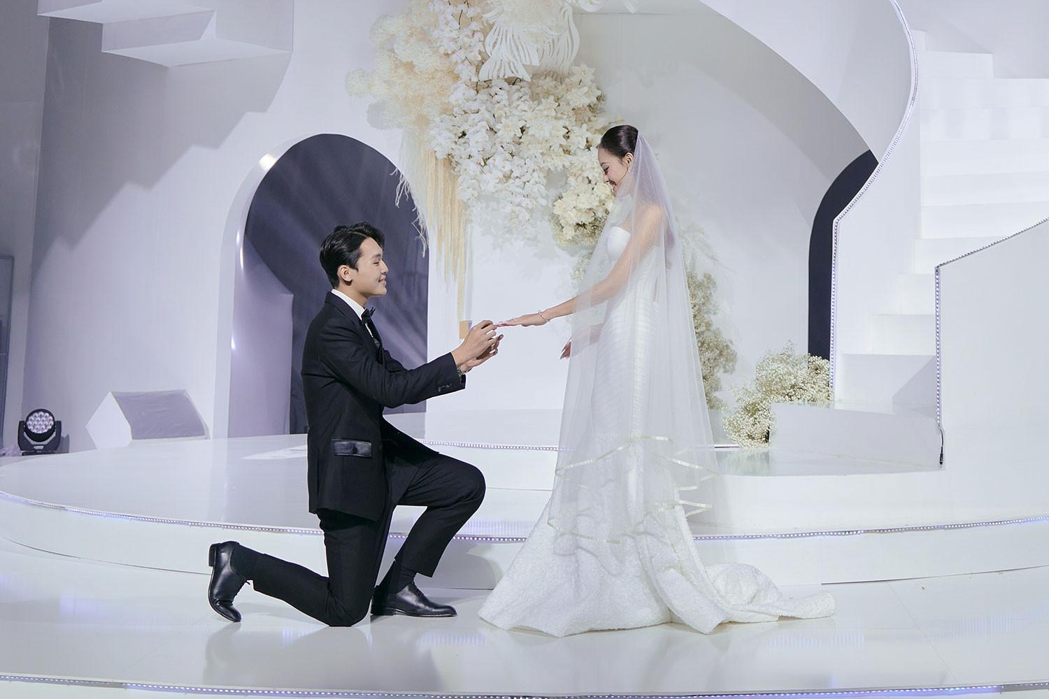 Á hậu Hương Ly được trao nhẫn cưới trên sàn diễn thời trang-5