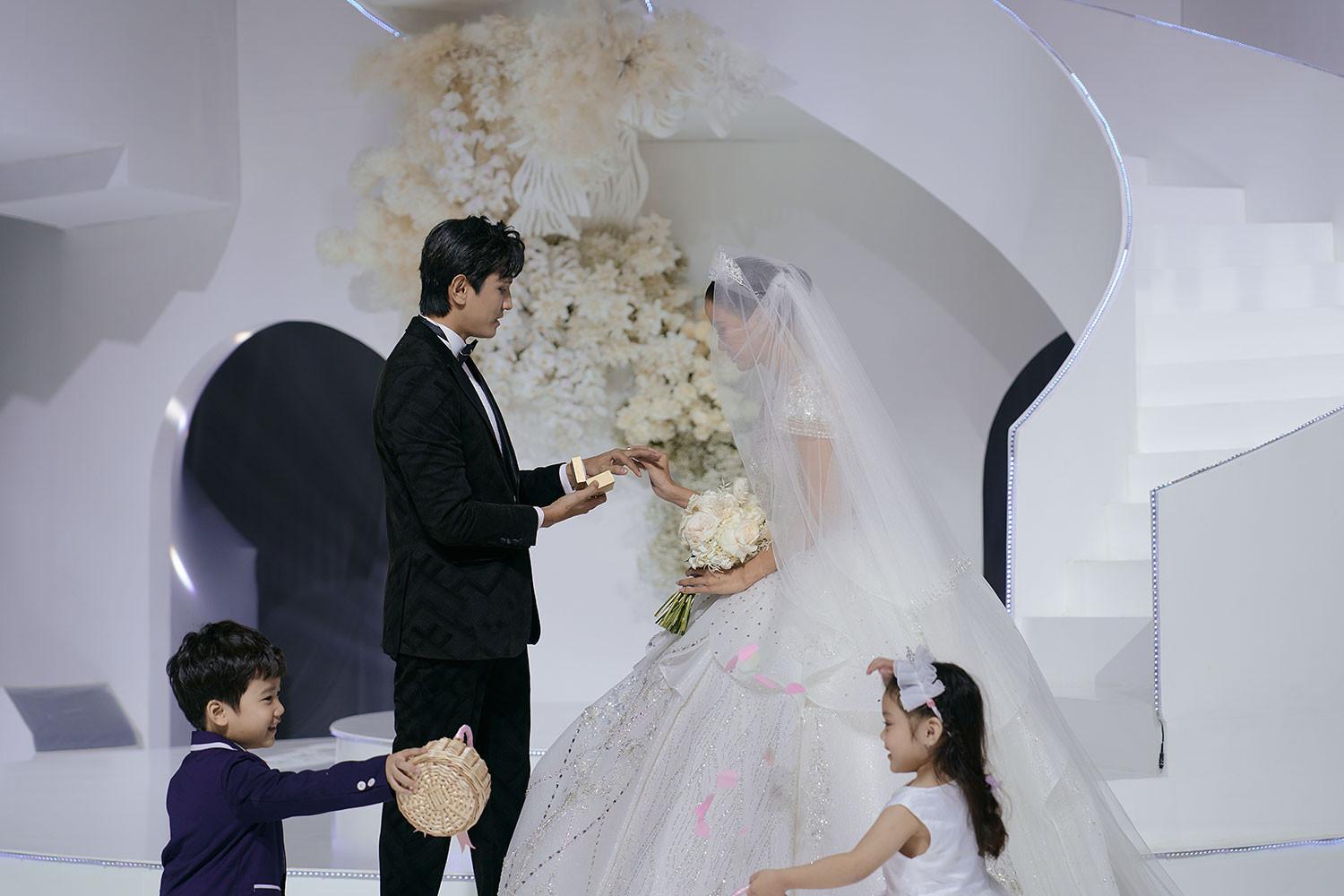 Á hậu Hương Ly được trao nhẫn cưới trên sàn diễn thời trang-6