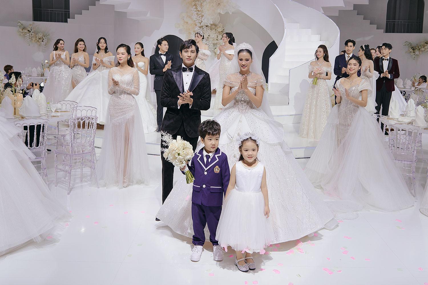 Á hậu Hương Ly được trao nhẫn cưới trên sàn diễn thời trang-2
