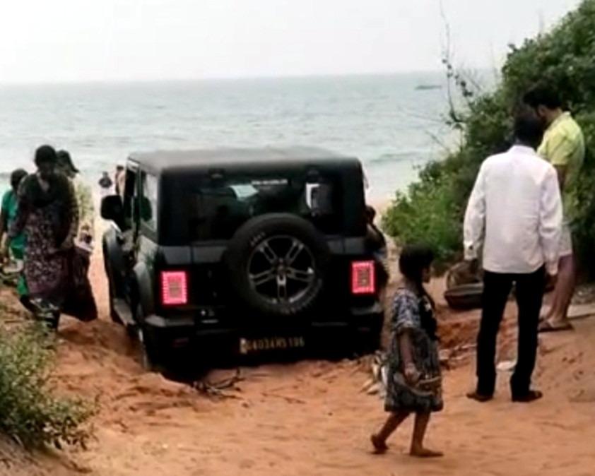 Thuê xe jeep lái trên bãi biển, du khách bị bắt giữ, khởi tố hình sự-1