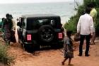 Thuê xe jeep lái trên bãi biển, du khách bị bắt giữ, khởi tố hình sự