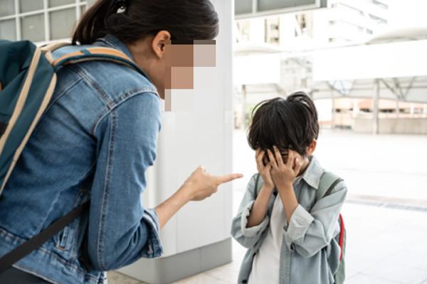 Con gái tự tử, bố nuôi nhận tiền tổ chức minh hôn cho con gái và một cậu bé đã qua đời-3