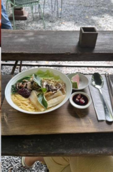 Nữ hoàng gợi cảm Lee Hyori mê cà phê vỉa hè khi tới Việt Nam-7