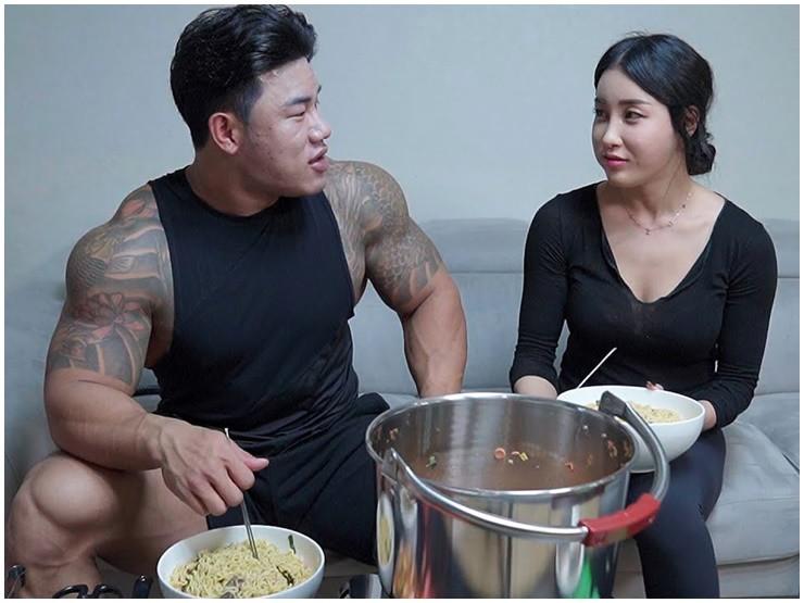 Nam nhân mình đồng da sắt nổi danh xứ Hàn, diện mạo người vợ còn gây choáng hơn-5