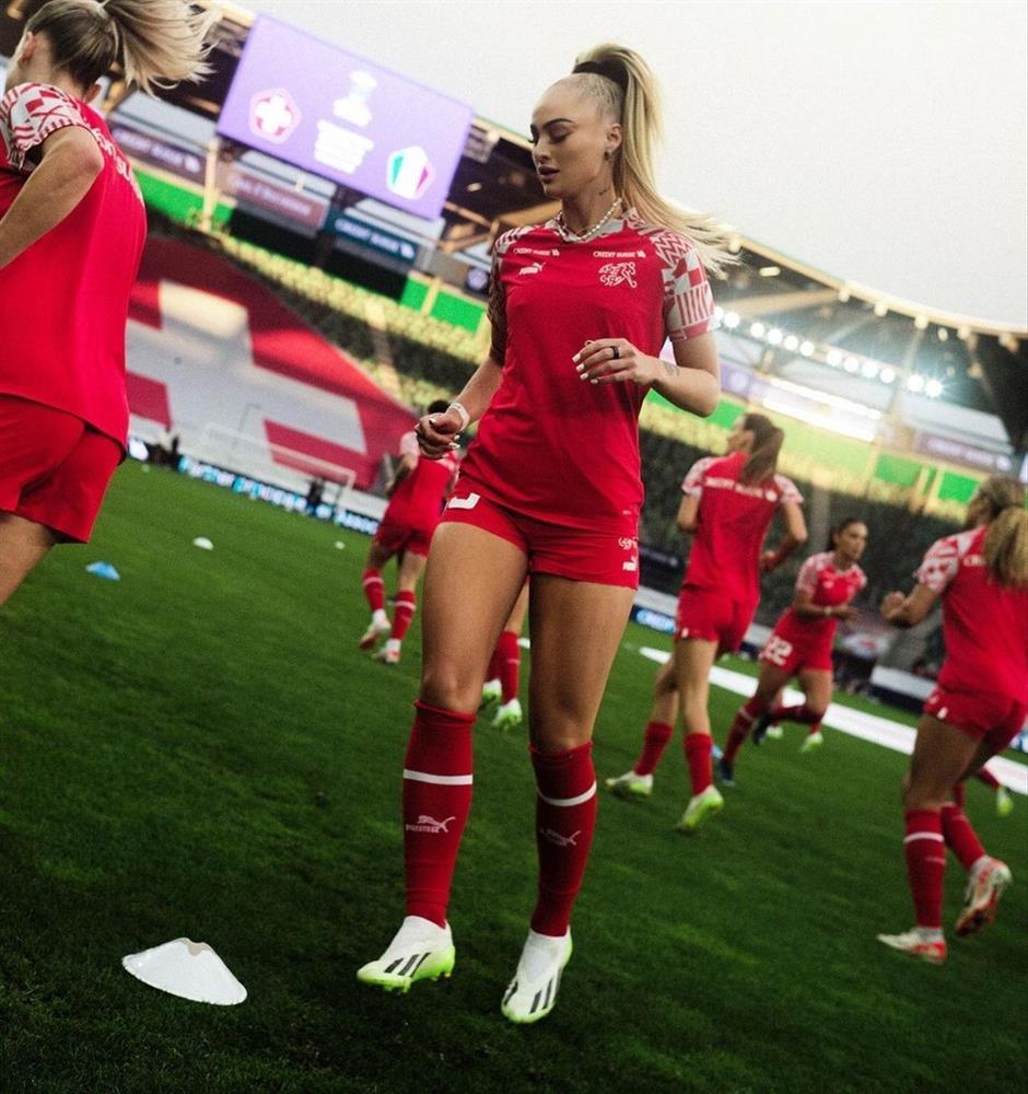 Nữ cầu thủ bị bạo lực mạng vì trang điểm khi thi đấu-3